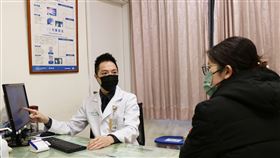 聯新國際醫院腸胃肝膽科主治醫師楊士豪提醒大腸癌有遺傳因子，年滿50歲應定期至醫院做大腸癌篩檢，及早發現治癒效果越好。（圖／聯新國際醫院提供）

