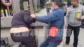 被堵到了！詐騙男法院遭被害人圍堵嚇落跑（圖／翻攝畫面）