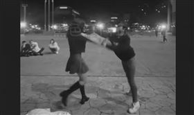 新北市板橋第一運動場前廣場27日傍晚6時許發生一起國中生打架事件，2名女國中生因細故在IG上互嗆，相約放學後在運動場談判，2名女學生一言不合大打出手