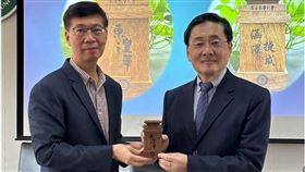 任內主持最後一次主持擴大行政會議朱景鵬副校長代表學校同仁贈送紀念品感謝趙校長規劃東華進入永續(SDG)學校行列。（圖／東華大學提供）