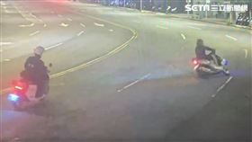 北市廖男酒後騎車闖紅燈，還對取締警員比中指，最後自撞路旁鐵柱送醫。（圖／翻攝畫面）