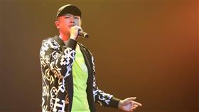 南拳媽媽彈頭在新歌MV畫面收錄與前女友的愛情動作片段。（圖／美秀創意提供）