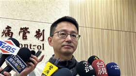 羅一鈞說明疫苗接種不良事件個案。（圖/記者簡浩正攝影）