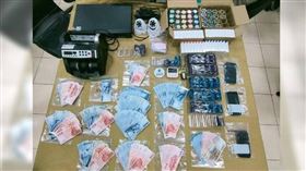 ▲洪姓毒梟涉槍案！買賣交易窗外搖，警方當場逮捕搜出改造槍支、贓款及大量違證物。（圖／翻攝畫面）