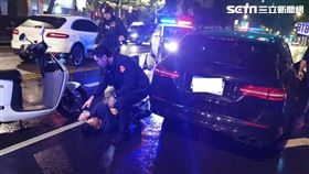 北市李男邊開車邊吸毒遭警方攔下盤查，下車後又想湮滅證據被警壓制在地。（圖／翻攝畫面）