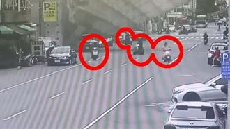 高雄市區鷹架被吹塌　4騎士幸運躲過