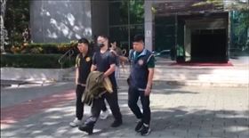 FBI與台警共同查獲張姓工程師利用3D列印技術改槍、查扣成品半成品共14把。（圖／翻攝畫面）