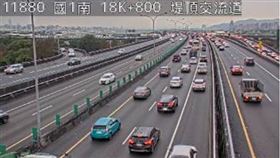 國1北部南向路段今日下午出現車多壅塞情形。（圖／翻攝自高速公路局即時路況）