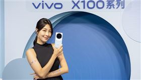 隨貨再贈「vivo x 神來也麻將好運龍來」活動貼紙，千萬神幣豐富大獎等你來拿。