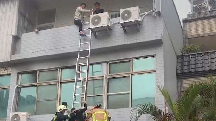新工分隊長游尚樺入室搜救時迷航，導致氣瓶耗盡，脫面罩求生被嗆暈。（圖／翻攝畫面）