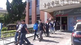 台北市士林分局搗破竹聯幫龍堂據點，一舉逮獲「小鍾馗」鄧姓大哥等14人。（圖／翻攝畫面）