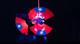 光影魔幻馬戲團演出特別放上國旗。（圖／寬宏藝術提供）