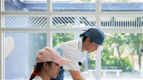 江宏傑首次咖啡廳打工，送餐給客人（圖／客家電視、LINE TV提供）