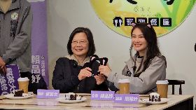 賴品妤致贈蔡總統「貓耳髮箍」