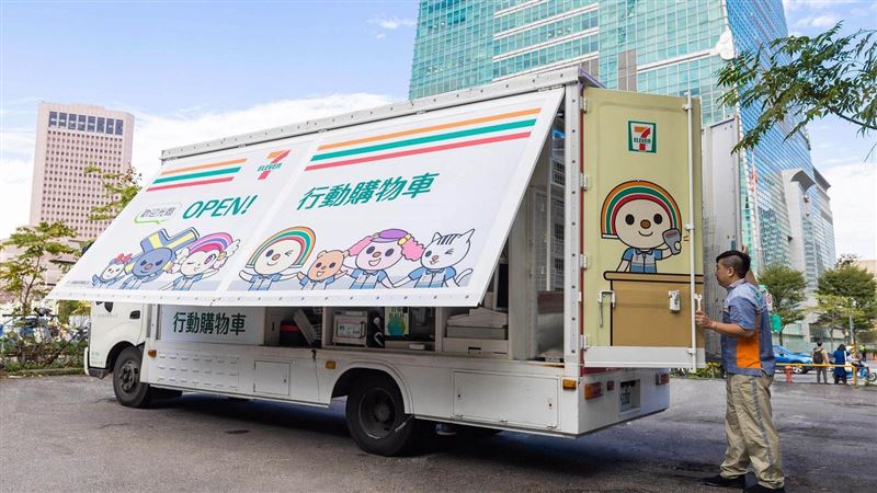 備戰跨年！超商拆大門、購物車開進信義區