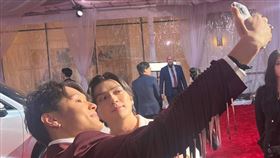 歌手sunkis（宋秉勤）和偶像新田真劍佑一見如故玩自拍。（圖／香吉士音樂提供）