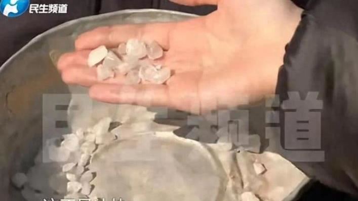 中國驚傳天降怪石！村民：像冰塊卻煮不化