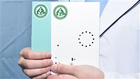 彰化基督教醫院錄製「有聲心跳卡」贈器捐家屬彰化基督教醫院28日表示，今年有10名器官捐贈勸募成功個案，為感謝這些家庭發揮大愛，醫院特別錄製「有聲心跳卡」，記錄移植成功者的心跳聲，期盼帶給親屬安慰與力量。（彰基醫院提供）中央社記者吳哲豪傳真  112年12月28日