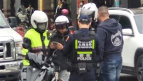 學校外警察加強臨檢(圖/記者游承霖攝影)