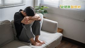 李佳儒醫師指出，透過調整生活方式有助於改善病情，包括維持健康的飲食習慣、規律的作息以及充足的藥物跟睡眠，盡可能減少不必要的壓力，周遭親友的支持與陪伴更是不可或缺的一環。