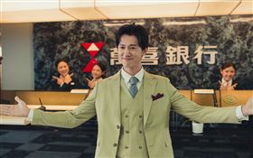 吳慷仁在《還錢》客串演銀行家。（圖／甲上娛樂提供）
