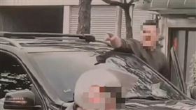 違停被拍照暴怒，開上人行道，衝撞學生，賓士男遭逮：公司壓力大(圖／翻攝自社會事新聞影音)