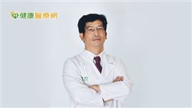 吳長晉醫師表示，人類骨密度最高峰約在30歲，隨著年紀增長，骨質就開始慢慢流失，因此年紀是骨質疏鬆關鍵因子，女性在停經後，或女性高於65歲、男性高於70歲，都是骨鬆高風險族群。