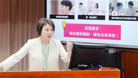 主張不該任意搜查學生書包的民進黨立委范雲臉書遭洗版。（圖／翻攝自范雲臉書）