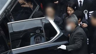 永別了！李善均出殯妻田慧振哭到崩潰