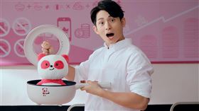 知名脫口秀主持人博恩近日發佈新片，分享外送平台今年又找他合作。（圖／翻攝自Stand up, Brian！ 博恩站起來！臉書）