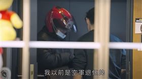 空軍退役單親爸爸收到博恩給的小費時，忍不住哽咽，並跟博恩分享自己坎坷的遭遇。（圖／翻攝自曾博恩YT）