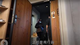 空軍退役單親爸爸收到博恩給的小費時，忍不住哽咽，並跟博恩分享自己坎坷的遭遇。（圖／翻攝自曾博恩YT）