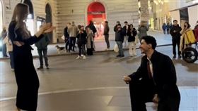 求婚,羅馬,男友,下跪（圖／翻攝自TikTok）