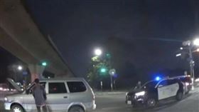 醉漢駕駛轎車拋錨快車道，警方趕抵協助。（圖／翻攝畫面