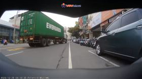 高雄,大車,攙扶,老人,長輩,翻攝WoWtchout - 地圖型行車影像分享平台