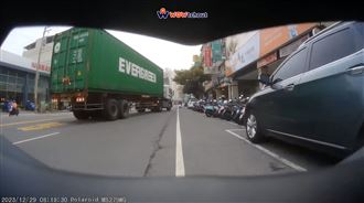 大車「斜插」擋路　下秒司機暖舉顛覆全網