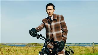 蕭敬騰路邊緊擁愛妻　超甜互動眾人全看傻