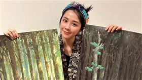 邵雨薇開箱《魔法公主》限定海報。（圖／甲上娛樂提供）