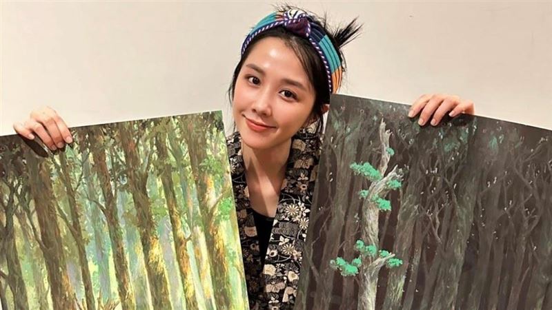 邵雨薇不放閃玩開箱！炫《魔法公主》海報