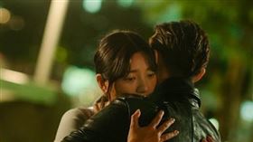 郭雪芙（左）緊抱王子（圖／禾力文創提供）