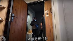 空軍退役單親爸爸收到博恩給的小費時，忍不住哽咽，並跟博恩分享自己坎坷的遭遇。（圖／翻攝自曾博恩YT）