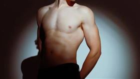 男模被貴婦包養。（示意圖／pexels）