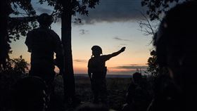 俄烏戰爭、烏克蘭士兵、烏克蘭軍隊、烏克蘭軍人、砲火戰火、叢林戰。圖為烏克蘭第110機械化旅（The 110th Separate Mechanized Brigade）。（圖／翻攝自澤倫斯基臉書）