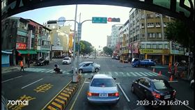 台中東區進化路口，2學童過斑馬線遭左轉小客車撞。行人地獄。（圖／翻攝臉書社團八卦村）