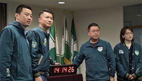 民進黨發言人張志豪及新北市議員顏蔚慈、李宇翔、張錦豪上午召開「請假破百，市政破洞」記者會。（圖／民進黨提供)