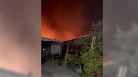 台東縣內一家農機行昨（29）日晚間傳出火警，現場濃煙不斷竄出火勢也相當猛烈，且店內還存放著多部農機與清潔用品等物。（圖／民眾提供）