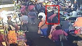 ▲市場人潮如潮水，42歲女竊嫌北上作案。（圖／翻攝畫面）