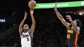 ▲福克斯（De'Aaron Fox）投進生涯新高8顆三分球，其中7顆是在下半場。（圖／美聯社／達志影像）