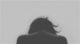 知名醫院骨科主任強抱還強吻研究助理，還辯稱關係本就很好、只是互相打氣遭告。（示意圖／unsplash）