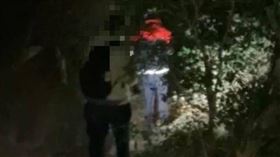 ▲金門縣1名男子獨自前往太武山蔡厝古道卻不慎迷航，搜救人員獲報後透過定位火速尋獲男子，並協助其平安下山返家。（圖／翻攝畫面）